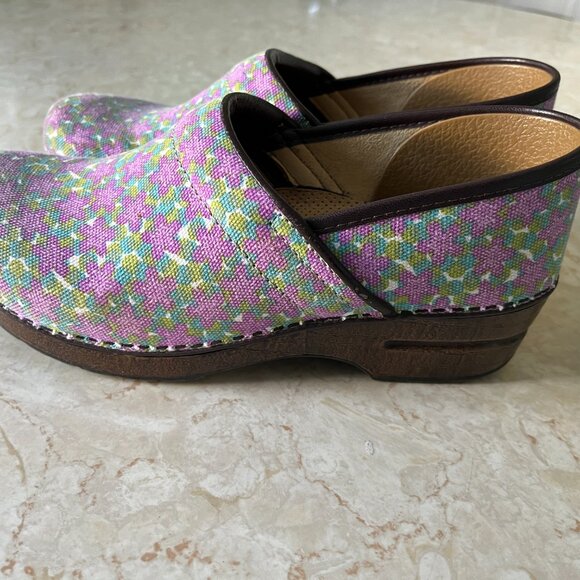 Dansko Clogs Sz 40 Vegan Floral Canvas Design with Brown Trim and Heel - Picture 5 of 14